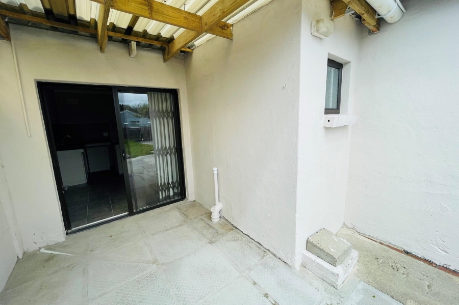 1 Bedroom Property for Sale in Grassy Park Western Cape